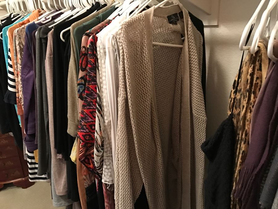 Closet Rack Of Ladies Clothes Shirts, Scarves, Jackets, Jeans Size L 14 - See Photos [Photo 12]