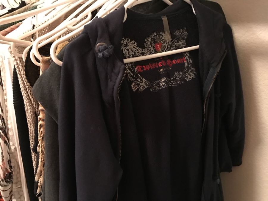 Closet Rack Of Ladies Clothes Shirts, Scarves, Jackets, Jeans Size L 14 - See Photos [Photo 4]