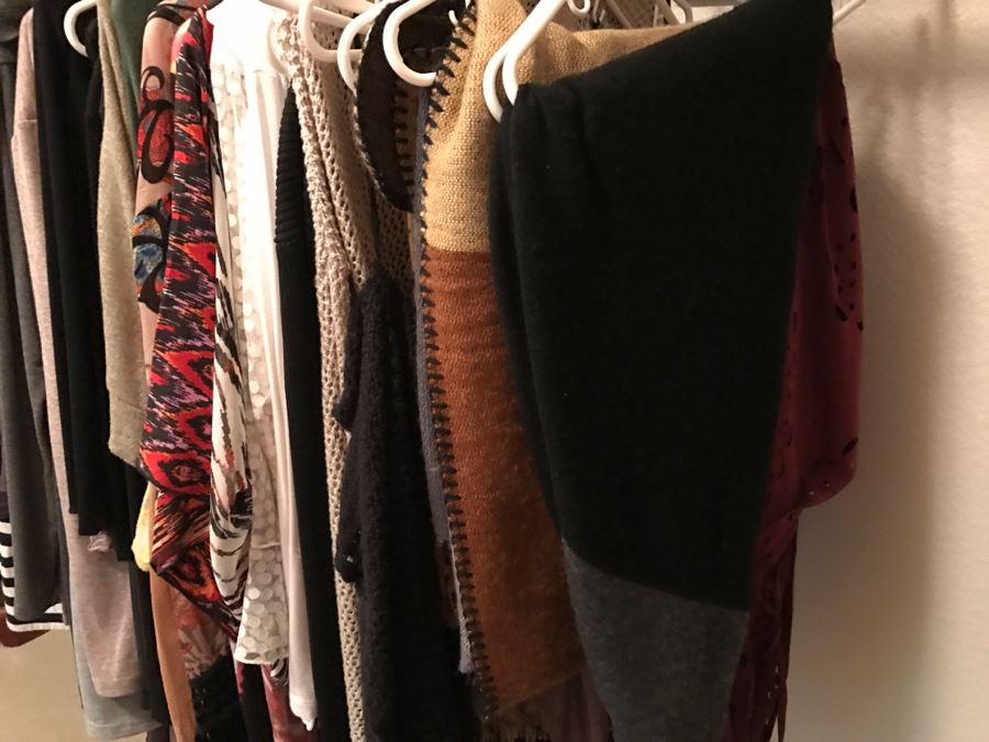 Closet Rack Of Ladies Clothes Shirts, Scarves, Jackets, Jeans Size L 14 - See Photos [Photo 9]