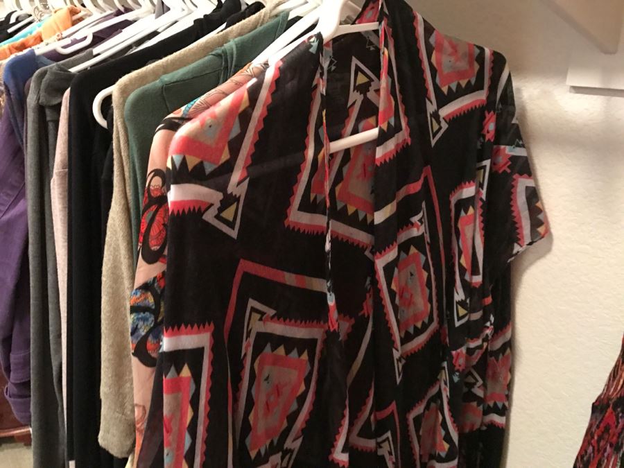 Closet Rack Of Ladies Clothes Shirts, Scarves, Jackets, Jeans Size L 14 - See Photos [Photo 19]