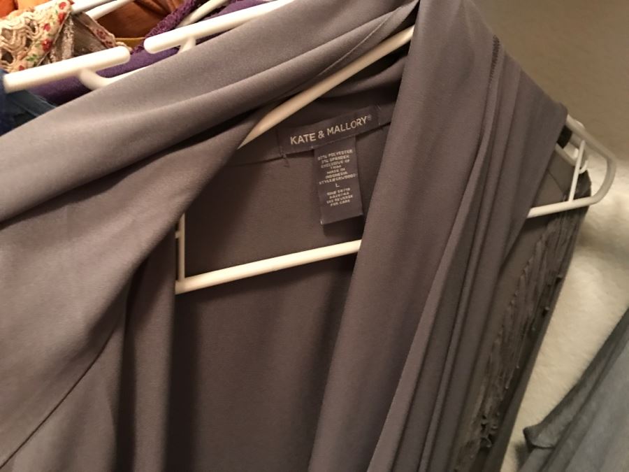 Closet Rack Of Ladies Clothes Shirts, Scarves, Jackets, Jeans Size L 14 - See Photos [Photo 31]