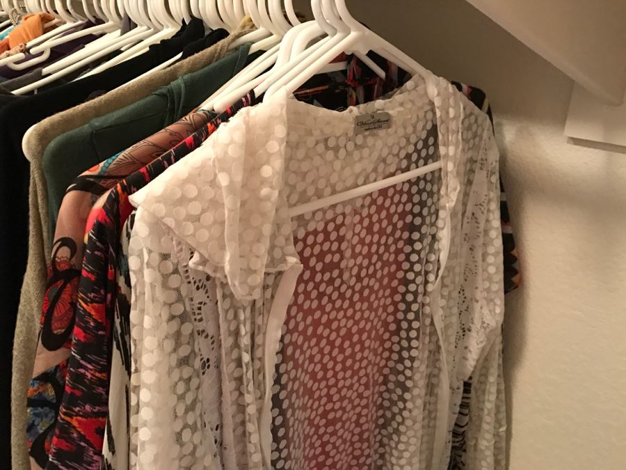 Closet Rack Of Ladies Clothes Shirts, Scarves, Jackets, Jeans Size L 14 - See Photos [Photo 14]