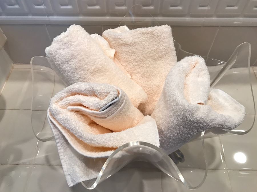 Acrylic Towel Holder With Metal Swan Base And Towels [Photo 4]