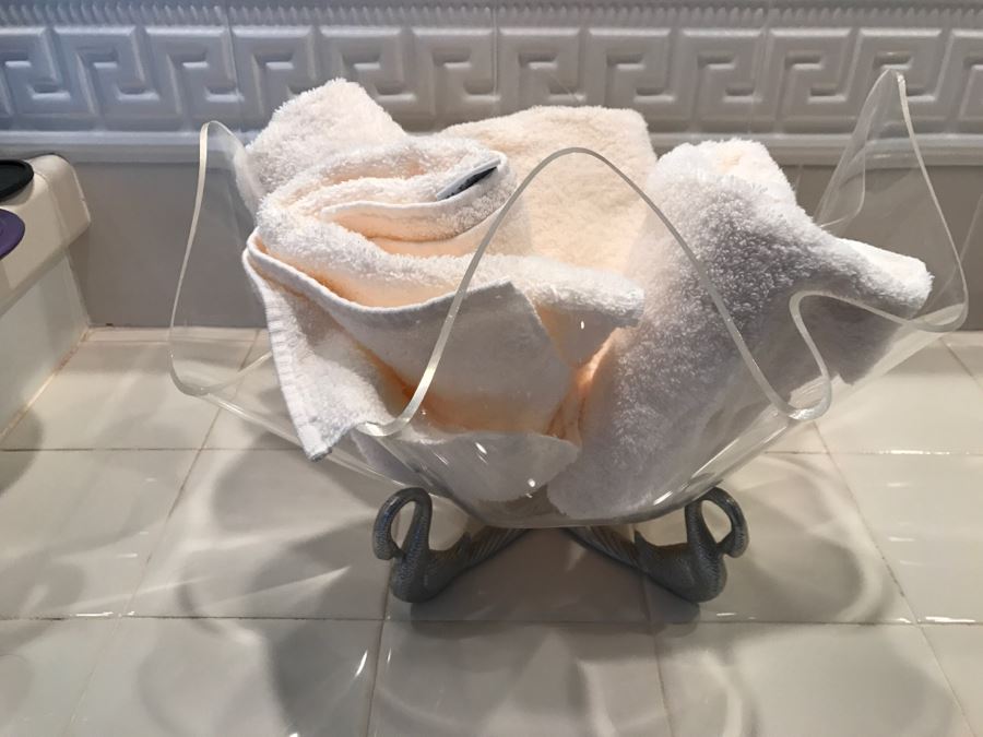 Acrylic Towel Holder With Metal Swan Base And Towels [Photo 5]