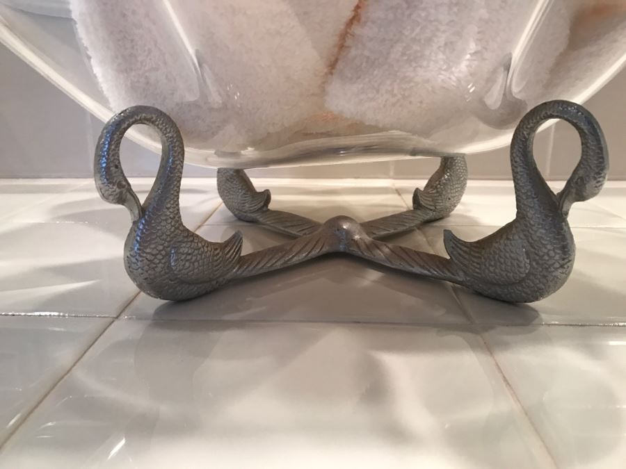 Acrylic Towel Holder With Metal Swan Base And Towels [Photo 3]