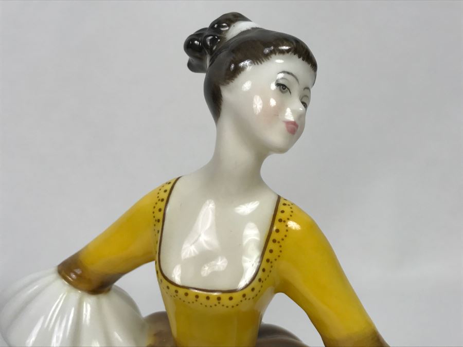Vintage 1976 Royal Doulton Lady Figurine Stephanie HN 2807 [Photo 2]