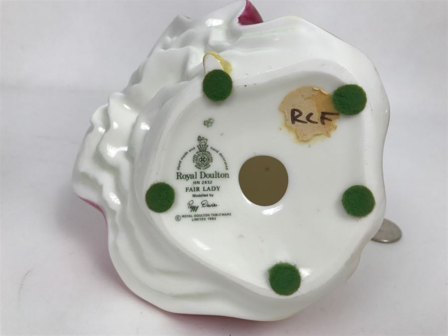 Vintage Royal Doulton Figurine Fair Lady HN 2832 Modelled By Peggy Davies [Photo 2]