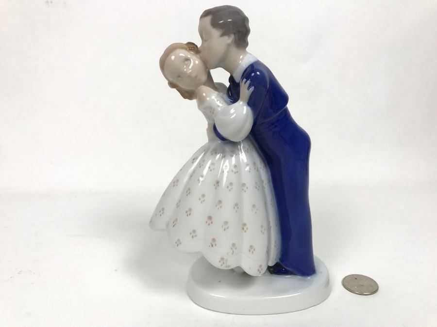 Vintage B&G Denmark Figurine 2162 Boy Kissing Girl [Photo 1]