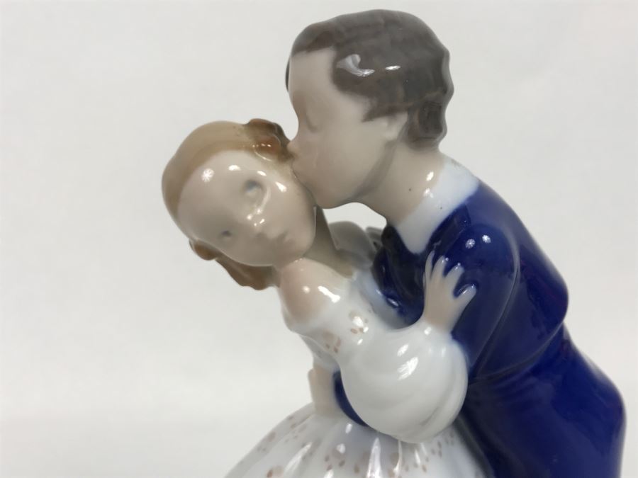 Vintage B&G Denmark Figurine 2162 Boy Kissing Girl [Photo 4]