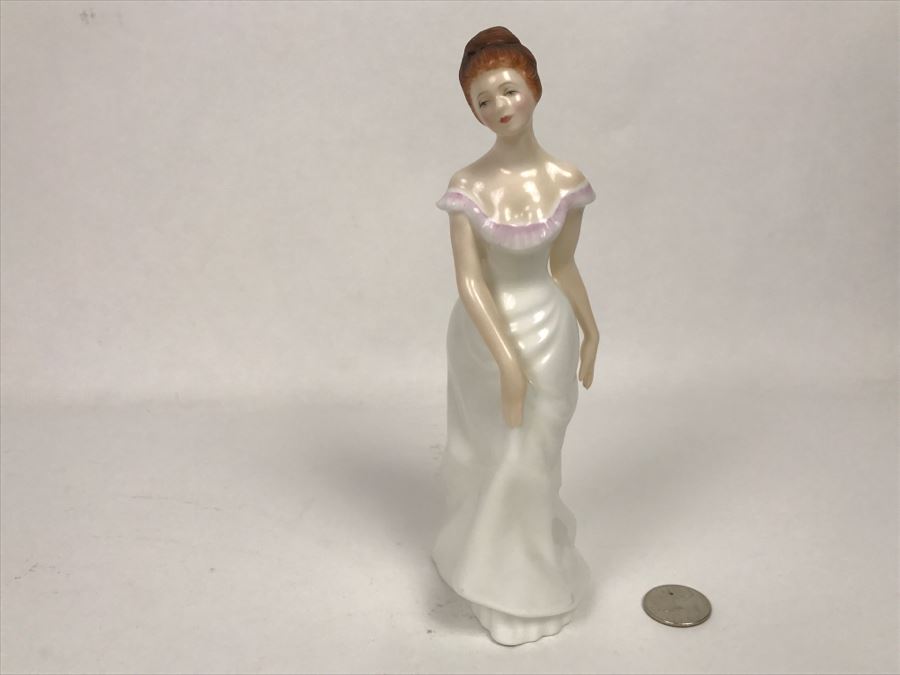 Vintage Royal Doulton Figurine Linda HN 2758 Modelled By Eric J. Griffiths [Photo 2]