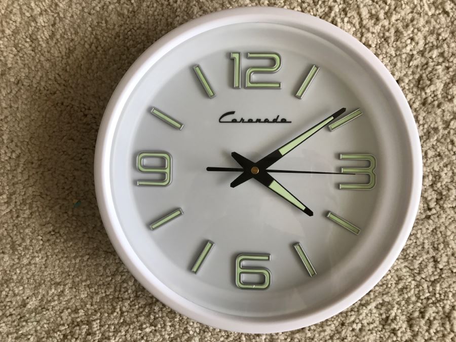 Coronado Round Battery Powered Wall Clock [Photo 4]