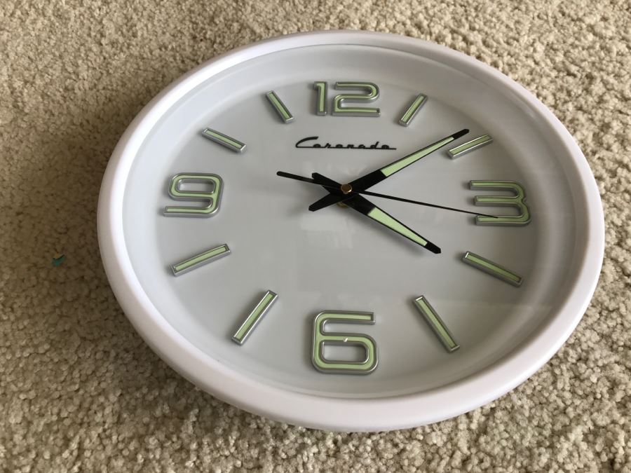 Coronado Round Battery Powered Wall Clock [Photo 5]