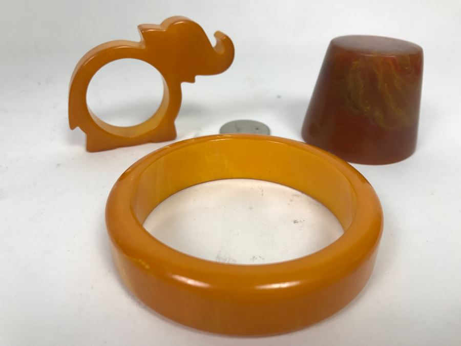 Bakelite Lot With Bangle Bracelet And Figural Elephant Napkin Ring Holder [Photo 6]