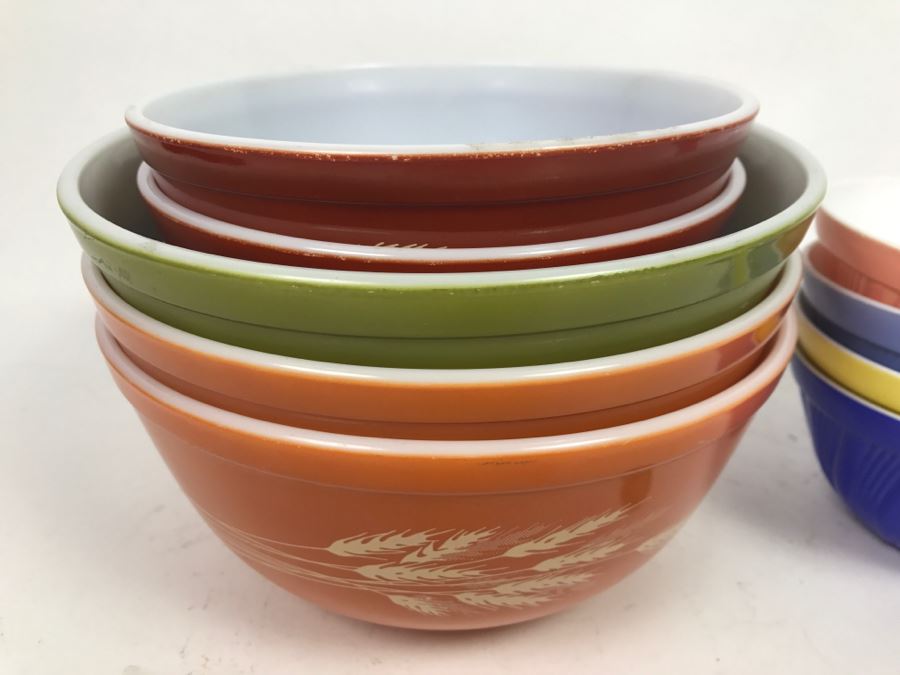 Set Of (5) Vintage Pyrex Mixing Bowls And Set Of (4) Colored Bowls [Photo 3]