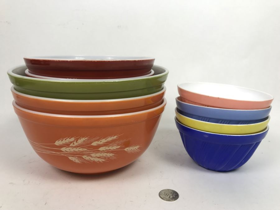 Set Of (5) Vintage Pyrex Mixing Bowls And Set Of (4) Colored Bowls [Photo 2]