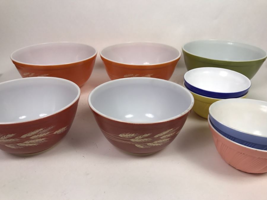 Set Of (5) Vintage Pyrex Mixing Bowls And Set Of (4) Colored Bowls [Photo 5]