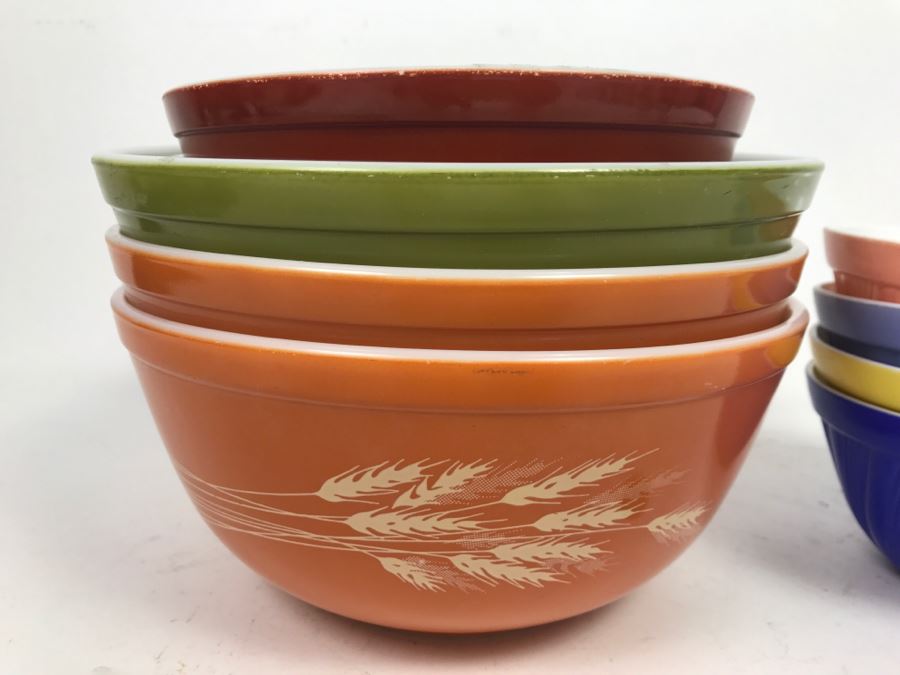 Set Of (5) Vintage Pyrex Mixing Bowls And Set Of (4) Colored Bowls [Photo 4]