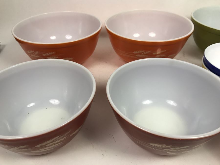 Set Of (5) Vintage Pyrex Mixing Bowls And Set Of (4) Colored Bowls [Photo 7]
