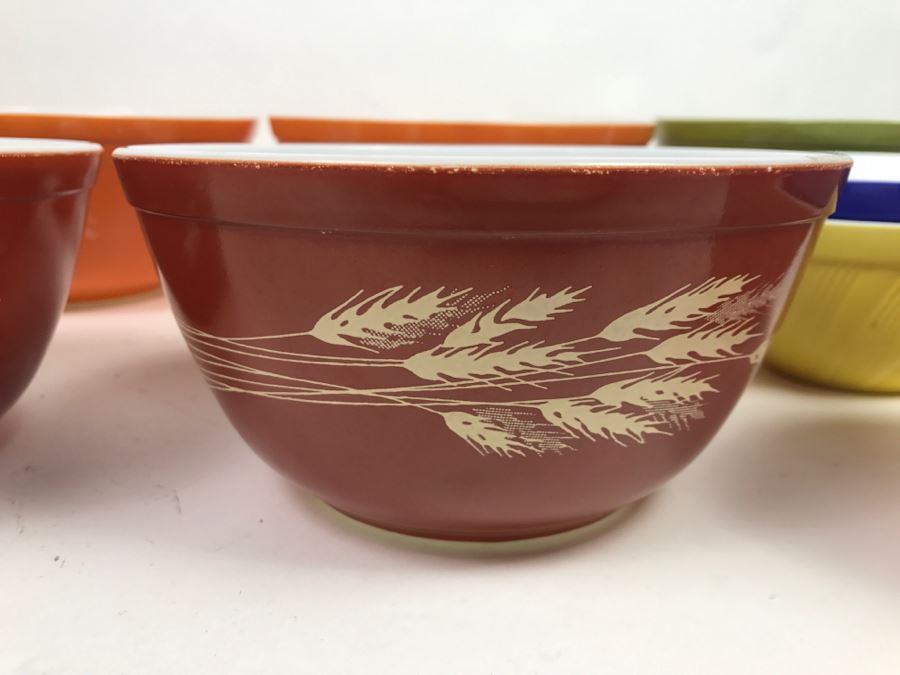 Set Of (5) Vintage Pyrex Mixing Bowls And Set Of (4) Colored Bowls [Photo 6]