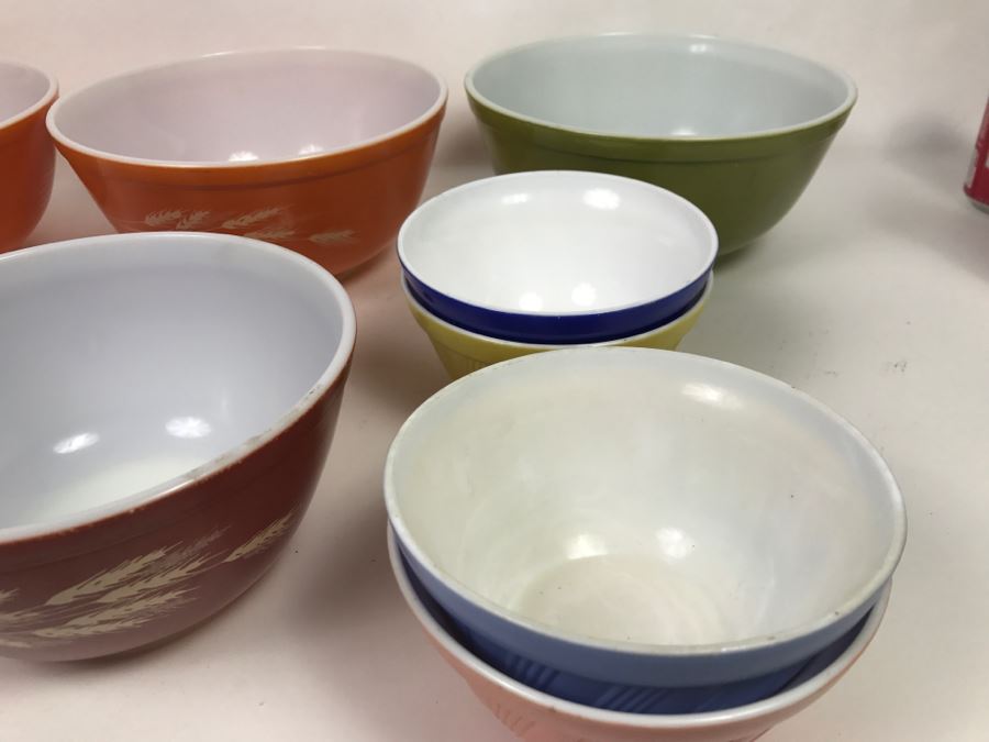 Set Of (5) Vintage Pyrex Mixing Bowls And Set Of (4) Colored Bowls [Photo 8]