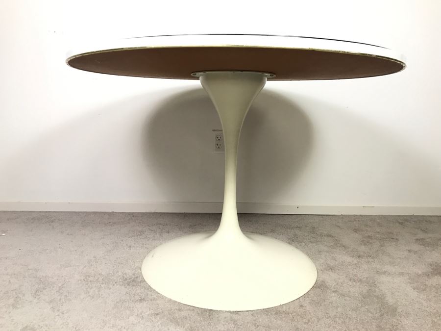 Unmarked Metal Tulip Base Round Table In Manner Of Eero Saarinen Knoll Tulip Table Dimensions