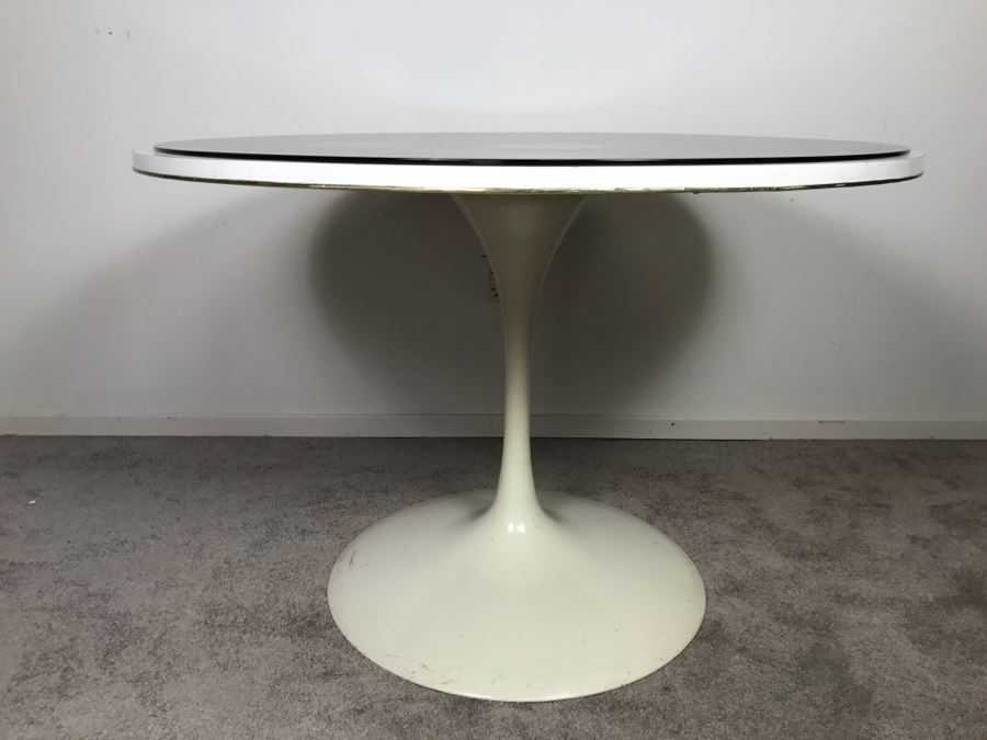 Unmarked Metal Tulip Base Round Table In Manner Of Eero Saarinen Knoll
