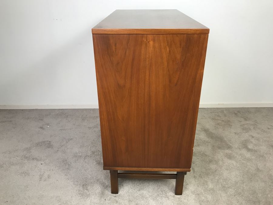Mid-Century Modern Chest Of Drawers 4-Drawer Dresser [Photo 13]