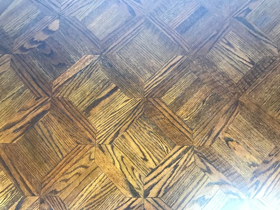 Round Pedestal Dining Table With Geometric Inlay Top [Photo 12]