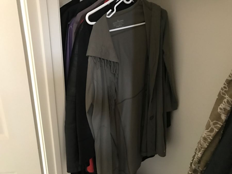 JUST ADDED - Women's Closet Jackets Size L Lot - See Photos [Photo 8]