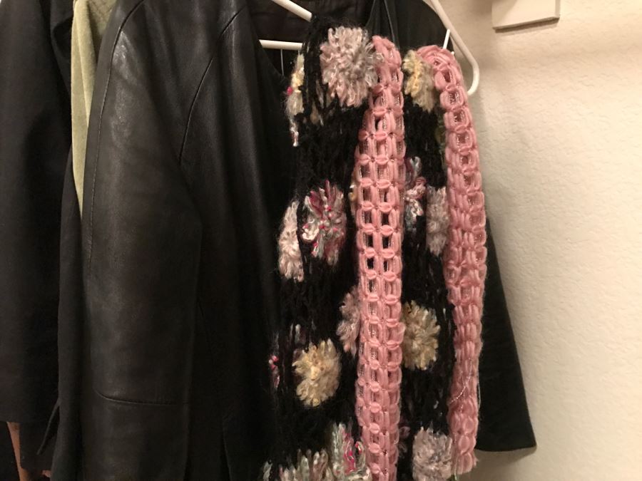 JUST ADDED - Women's Jackets Lot Size L - See Photos [Photo 21]