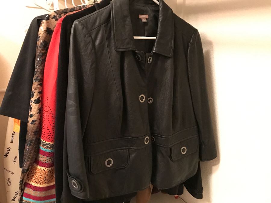 JUST ADDED - Women's Jackets Lot Size L - See Photos [Photo 7]