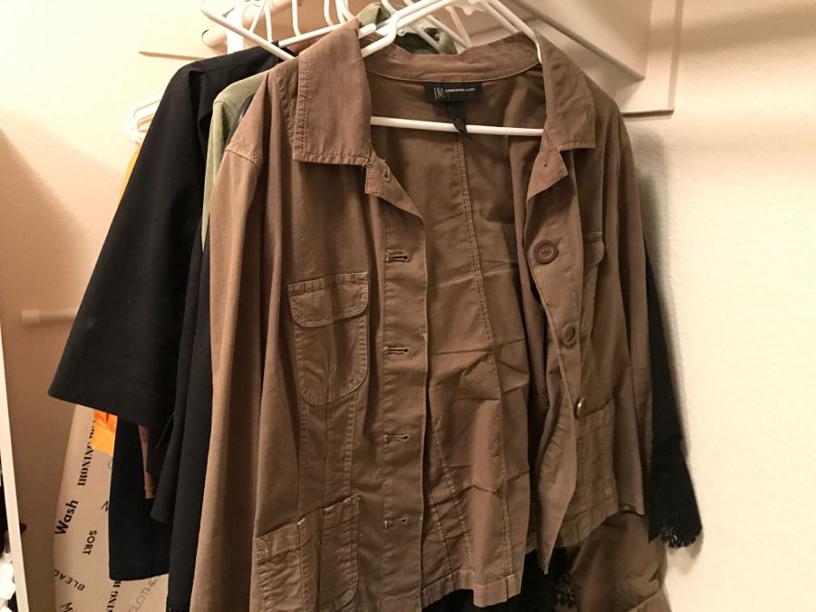 JUST ADDED - Women's Jackets Lot Size L - See Photos [Photo 19]