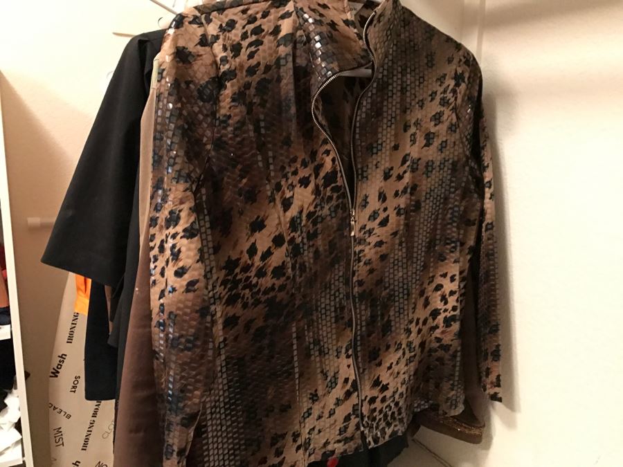 JUST ADDED - Women's Jackets Lot Size L - See Photos [Photo 15]