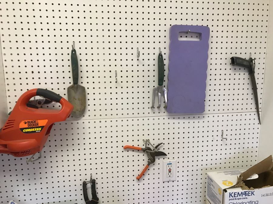 JUST ADDED - Garage Tool Lot With DeWalt Electric Drill, Toolbox With Tools, Bench Grinder, Cordless Blower And More - See Photos [Photo 14]