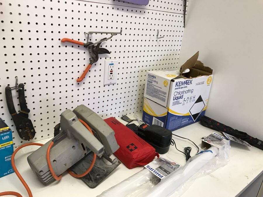 JUST ADDED - Garage Tool Lot With DeWalt Electric Drill, Toolbox With Tools, Bench Grinder, Cordless Blower And More - See Photos [Photo 13]