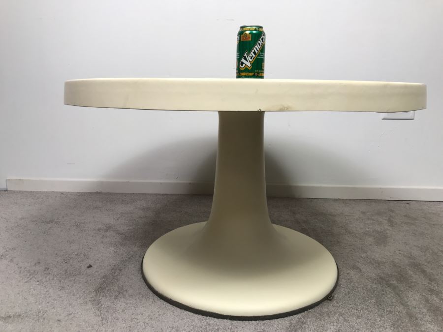 Mid-Century Fiberglass Tulip Table [Photo 2]