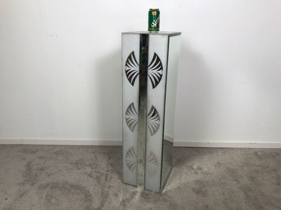Mirrored Pedestal Stand [Photo 3]