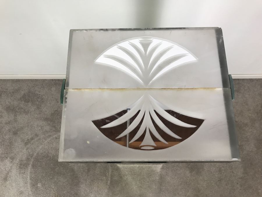 Mirrored Pedestal Stand [Photo 4]