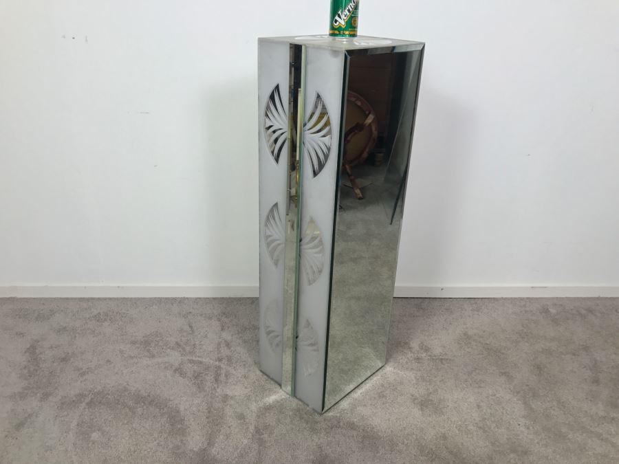 Mirrored Pedestal Stand [Photo 2]