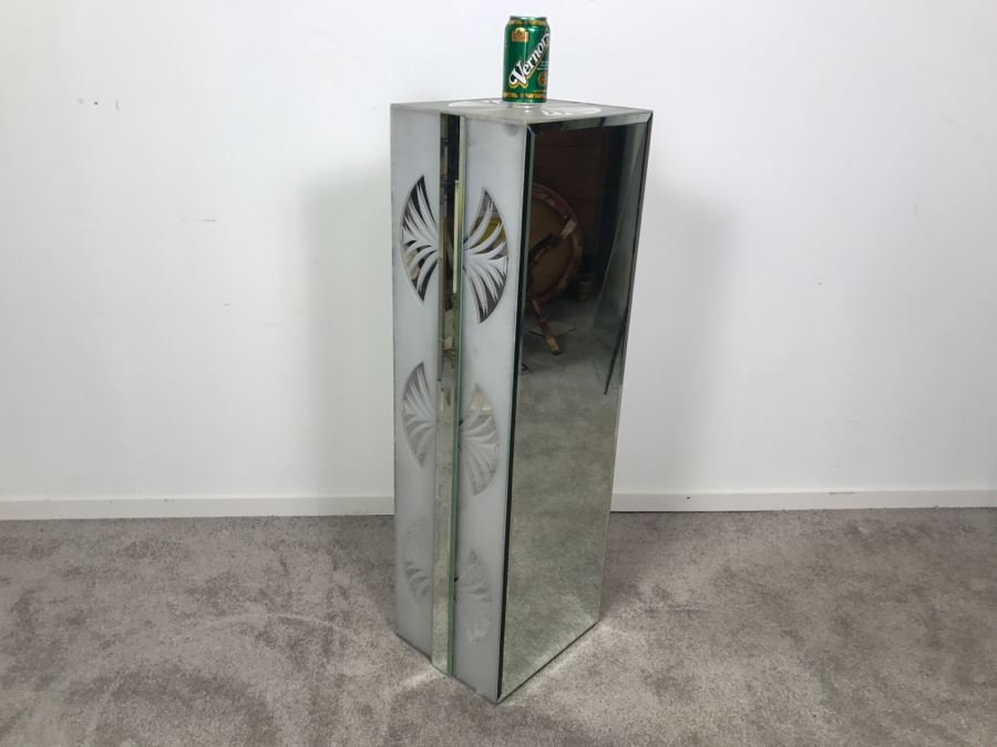 Mirrored Pedestal Stand [Photo 1]