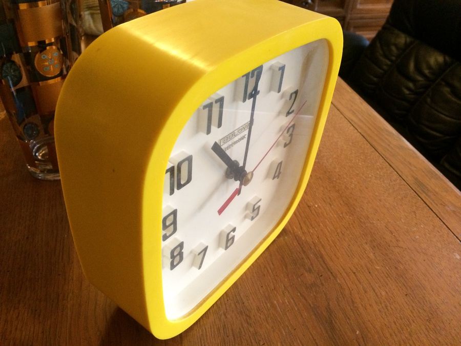 Vintage Bulova Electronic Wall Clock Retro Bright Yellow - Works Great!! [Photo 3]