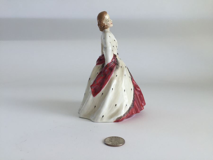 Vintage Royal Doulton Lady Figurine The Ermine Coat HN 1981 [Photo 4]