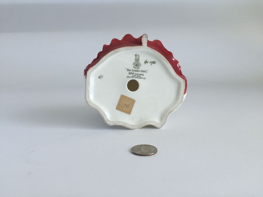 Vintage Royal Doulton Lady Figurine The Ermine Coat HN 1981 [Photo 6]