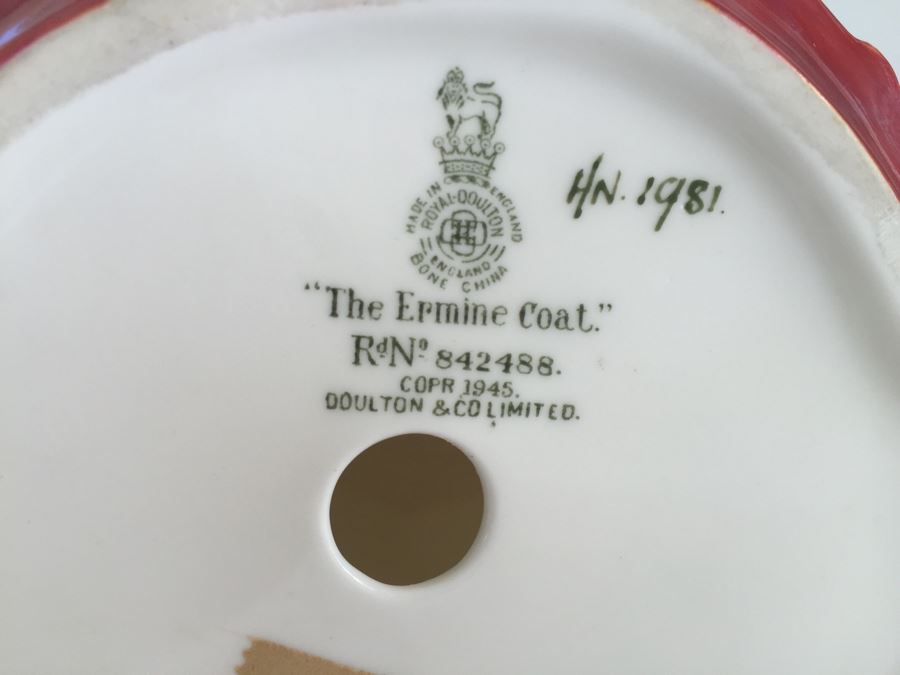 Vintage Royal Doulton Lady Figurine The Ermine Coat HN 1981 [Photo 2]