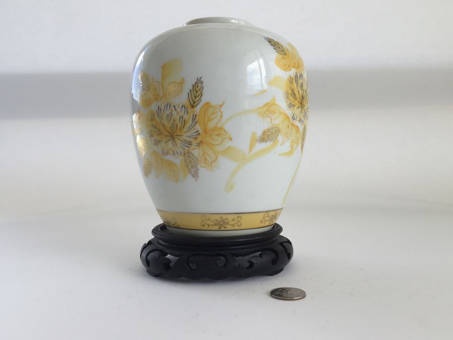Vintage Japanese Gold And White Jar With Wooden Stand [Photo 5]