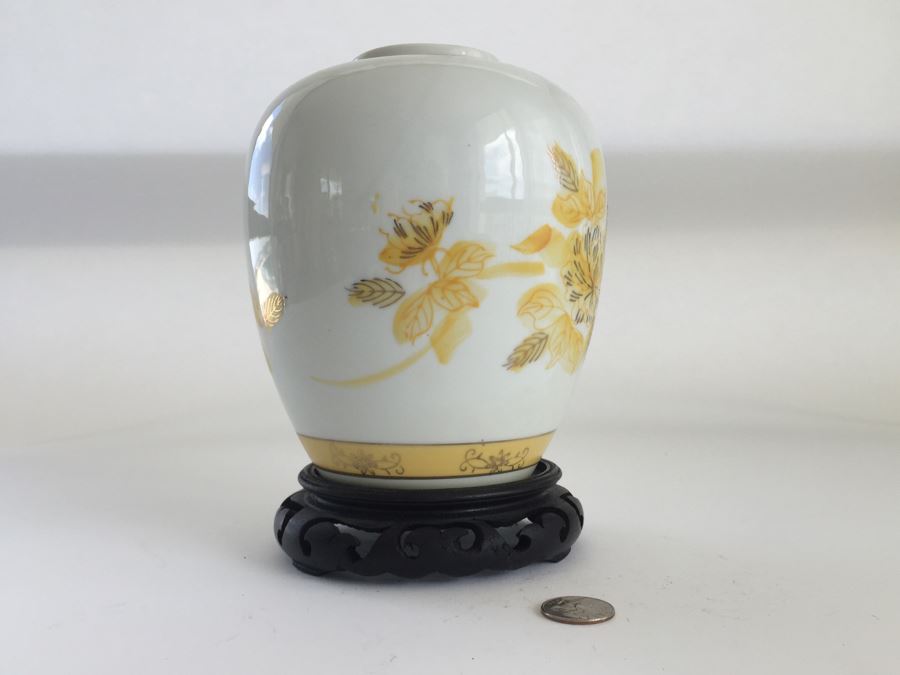 Vintage Japanese Gold And White Jar With Wooden Stand [Photo 4]