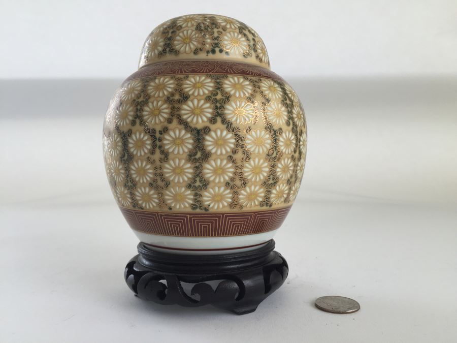 Japanese Ginger Jar With Wooden Stand [Photo 5]