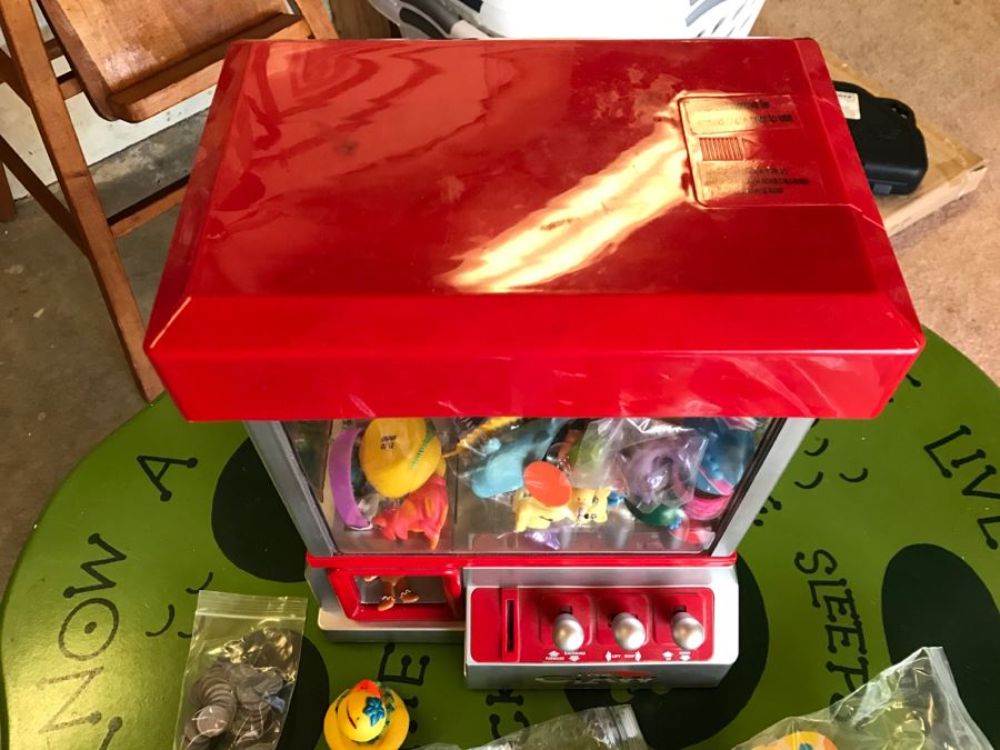 Kids The Claw Game With Various Toy Suprises [Photo 4]