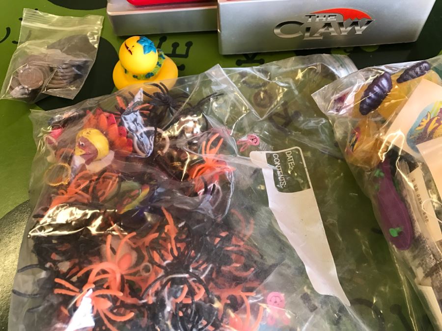 Kids The Claw Game With Various Toy Suprises [Photo 7]