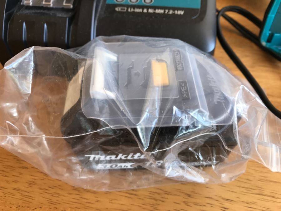 Pair Of Makita Cordless Drill-Drivers With Bag And Charger Appears Never Used [Photo 6]